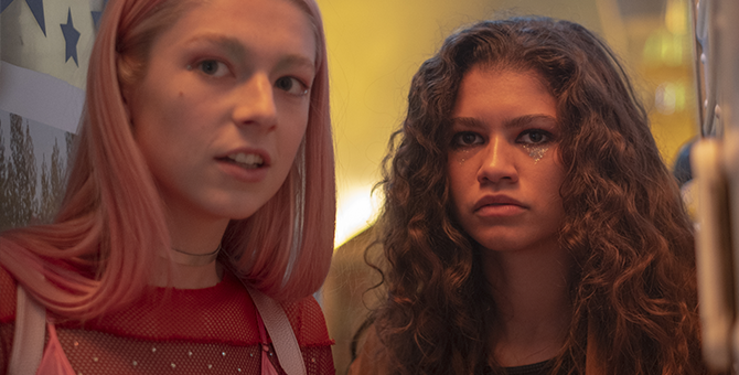 Слезы из глиттера и разноцветные тени: образы из сериала «Эйфория»