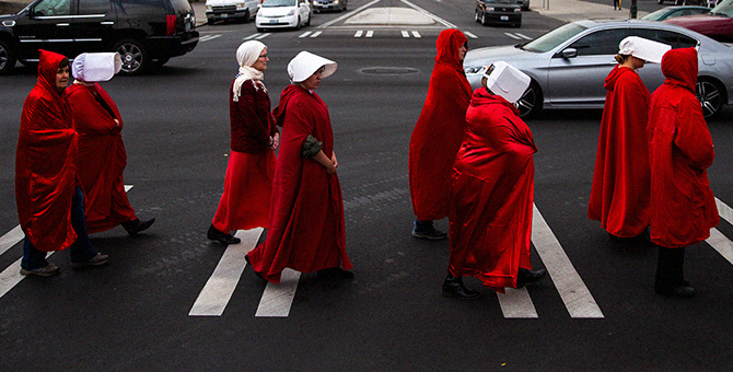 Благословен плод: как красная роба из «Рассказа служанки» стала символом протеста
