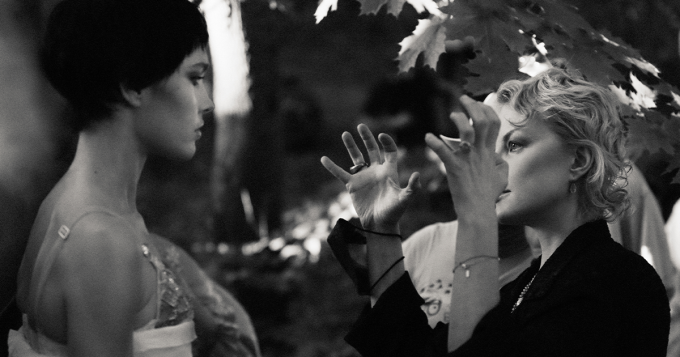 Посмотрите фильм о новой кутюрной коллекции Ulyana Sergeenko. Его срежиссировала Рената Литвинова