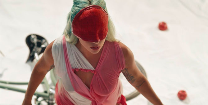 Леди Гага выпустила клип «911» с отсылками к фильмам Сергея Параджанова