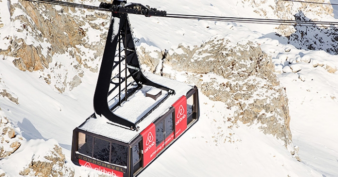 Отель на высшем уровне: Airbnb сделали гостиничный номер из кабины фуникулера