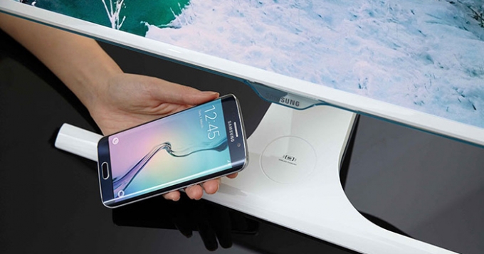 Монитор Samsung \"подрабатывает\" беспроводной станцией подзарядки