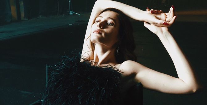 Луна выпустила клип на песню «Дельфины»