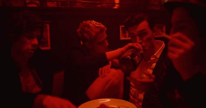 Кристен Стюарт соблазняет всех вокруг в новом видео Interpol