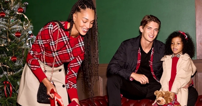 Burberry и универмаги Bloomingdale's создали совместный кампейн к Новому году