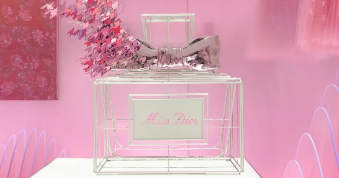 В Шанхае открылась выставка Miss Dior