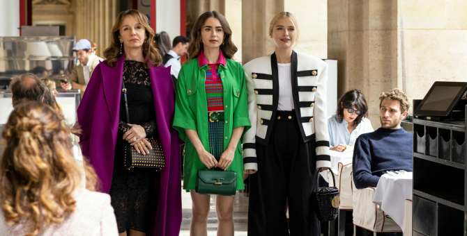 Переработанные костюмы из «Эмили в Париже» выставили на благотворительный аукцион