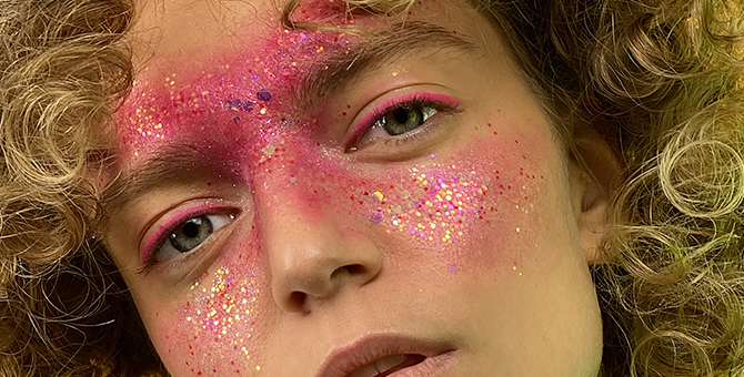 Как перестать бояться и начать носить вместе цвета, неон и глиттер — специальная съемка ЦУМа