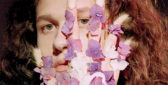 Цветик-семицветик: маникюр и макияж с живыми цветами на Хеллоуин