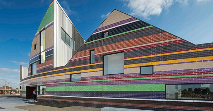 Полосатый учебный комплекс в Мельбурне от бюро McBride Charles Ryan