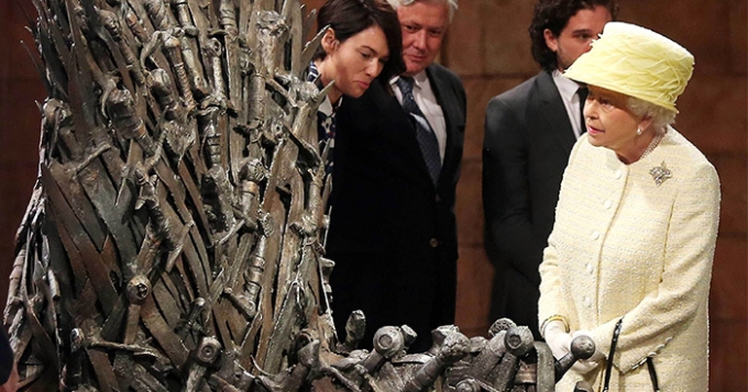 Елизавета II побывала на съемочной площадке \"Игры престолов\"