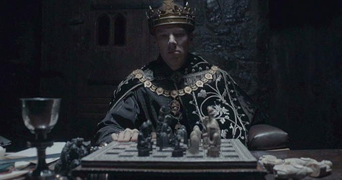 Следим за очередным перевоплощением Бенедикта Камбербэтча в трейлере мини-сериала \"Пустая корона\"