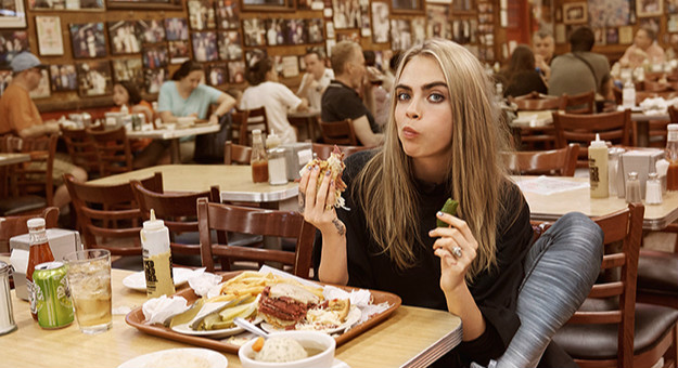 Кара Делевинь выпустит книгу