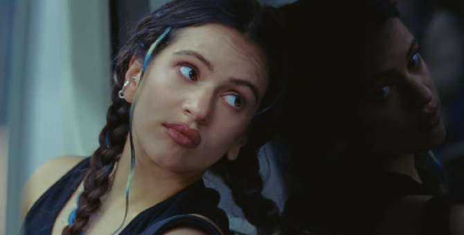 Rosalía гуляет по Токио в клипе на трек «Tuya»