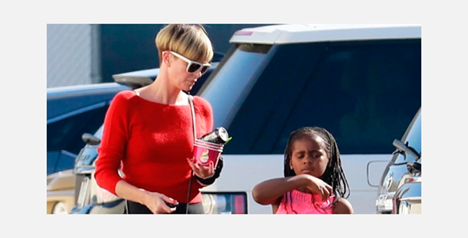 Сын Шарлиз Терон вышел на прогулку в розовом купальнике