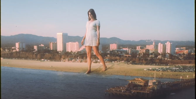 Огромная Лана дель Рей ходит по Лос-Анджелесу в клипе «Doin’ Time»