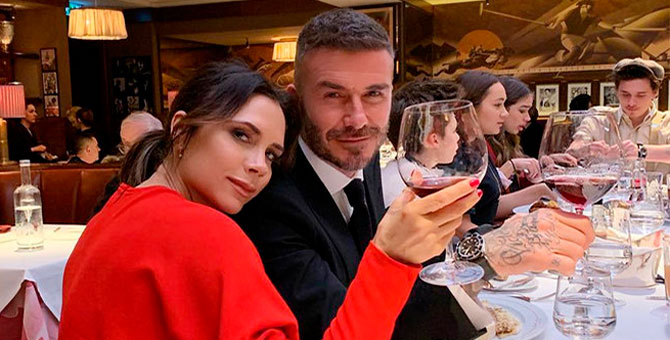 Виктория Бекхэм похвасталась растяжкой на ток-шоу