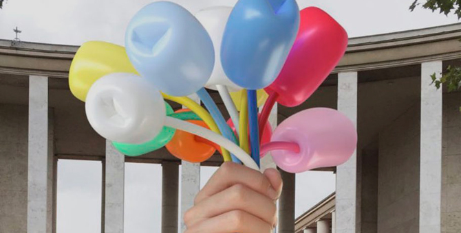 Скульптуру Джеффа Кунса в Париже сравнили с мебелью IKEA