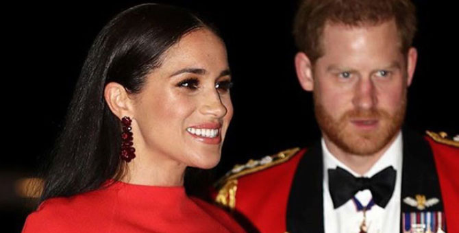 Меган Маркл появилась в красном кейпе на музыкальном фестивале