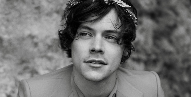 Тиктокеры переделывают кардиган Гарри Стайлза от J.W. Anderson