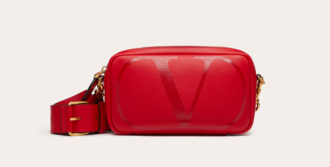 Valentino посвятил красную капсулу Love Lab зимним праздникам