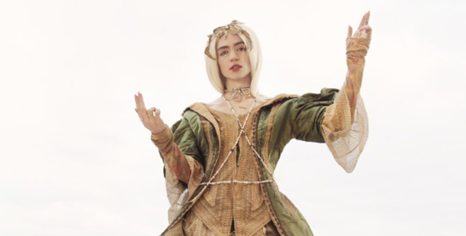 Поклонники Grimes нашли новый трек певицы, который она выложила под другим именем