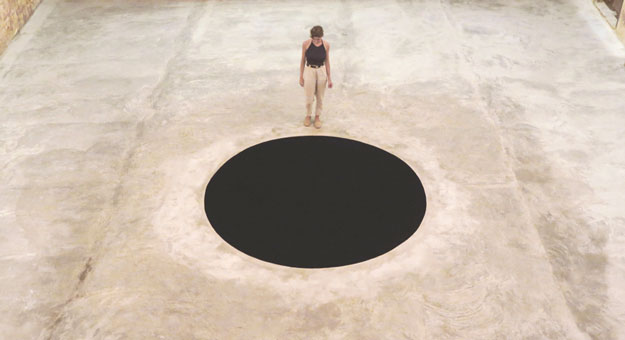 Посетитель выставки провалился в инсталляцию Аниша Капура