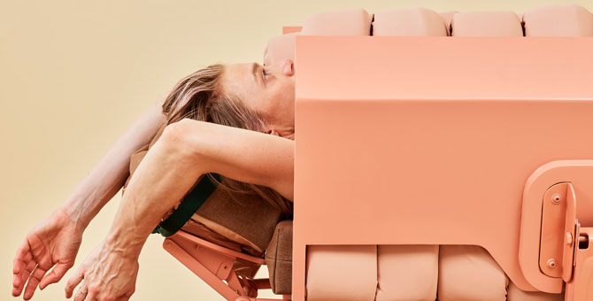 Дизайнеры придумали машину для объятий