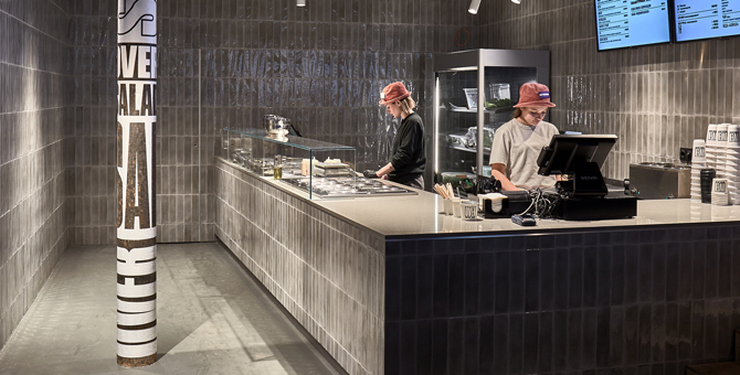 В Москве открылся первый салат-бар OverSalad