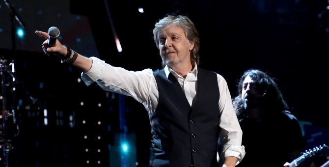 «У него была действительно трагичная жизнь»: Пол Маккартни рассказал о Джоне Ленноне