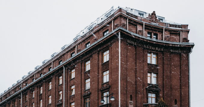 Новый год в отеле «Астория»: елка Dior, специальное меню и праздничная атмосфера