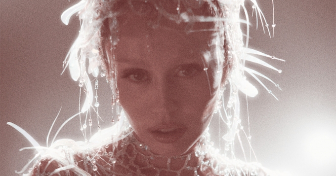 Диско, олдскульный рок и баллады — рецензия на альбом Майли Сайрус «Something Beautiful»