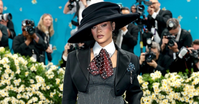 Рианна в Marc Jacobs и Энн Хэтэуэй в Carolina Herrera: красная дорожка Met Gala 2025