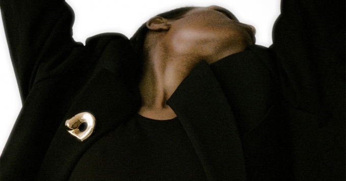 Броши, жемчужные сотуары, «бабушкины» бусы и еще 4 тренда в украшениях, которые нельзя пропустить весной и летом 2025