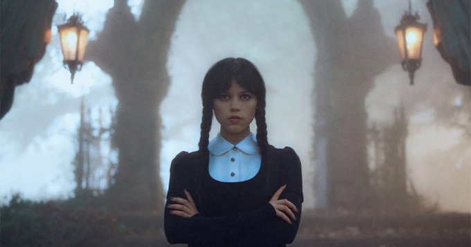 Между мрачным триллером и веселым слэшером: каким получился второй сезон «Уэнздей»