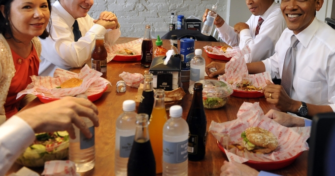 Видео: День рождения Обамы в закусочной