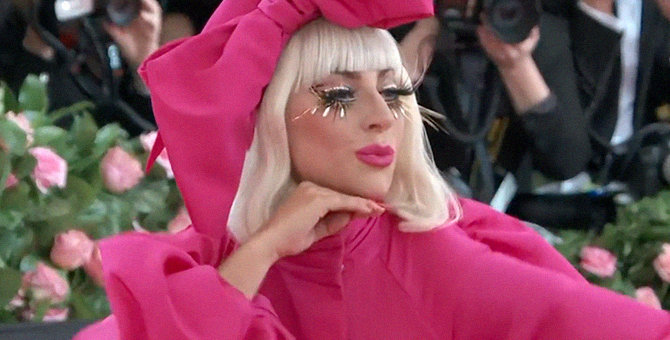 Как Леди Гага переодевалась на красной дорожке Met Gala