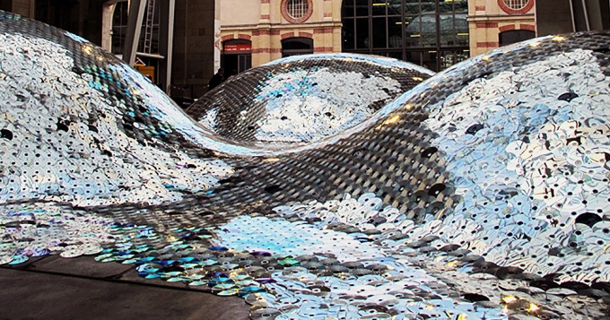 Металлические дюны из 65 000 дисков