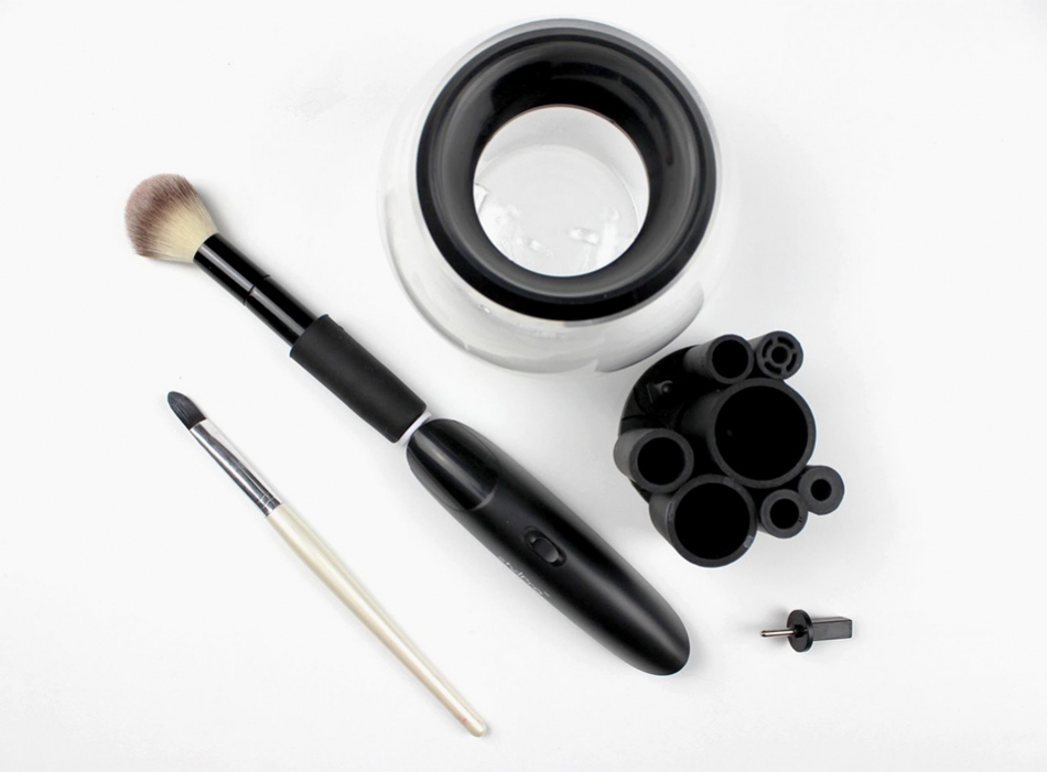 Makeup Brush Cleaner and Dryer от StylPro<p id="" style="text-align: center;"><span id="">StylPro представил н</span>овое устройство для визажистов и тех, у кого в косметичке много кистей: этот девайс очистит и высушит кисть для макияжа за 30 секунд. Кисть опускается в стеклянную колбу с мыльным раствором и там же просушивается. Гаджет похож на погружной блендер: кисть крепится к специальной ручке при помощи переходника. Компания не доставляет гаджет в Россию, но можно воспользоваться услугами сторонних сервисов по пересылке товаров.&nbsp;</p>
<p style="text-align: center;" id="">Makeup Brush Cleaner and Dryer от StylPro, 3 695 руб.&nbsp;</p>