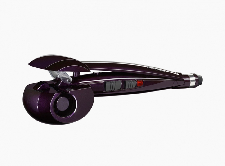Curl Secret от Babyliss<p id="" style="text-align: center;">Этот гаджет&nbsp;<span id="">от Babyliss&nbsp;</span>сам наматывает прядь и создает локоны. Нужно зафиксировать прядь у корней и протянуть вниз. Вращающийся ролик внутри скручивает ее под воздействием тепла и создает волну. Режим температуры можно регулировать, как и степень завивки, от которой зависит диаметр локонов.&nbsp;</p>
<p style="text-align: center;" id="">Curl Secret от Babyliss, 1 790 руб.&nbsp;</p>