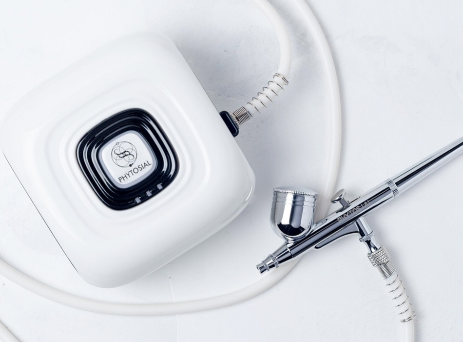 AirBrush от Phytosial<p id="" style="text-align: center;">Новый для нашей аудитории бренд пептидной косметики Phytosial вышел на российский рынок вместе со своим гаджетом для домашней безинъекционной мезотерапии. Многим устройство покажется знакомым &mdash; по сути, это аэродиффузор с насадкой-распылителем. Для раскрытия пор и их очистки можно сначала &laquo;зарядить&raquo; устройство водой, а затем &mdash; любой из 14 сывороток марки, чтобы проникновение в кожу было лучше.&nbsp;</p>
<p style="text-align: center;" id="">AirBrush от Phytosial, 15 300 руб.</p>