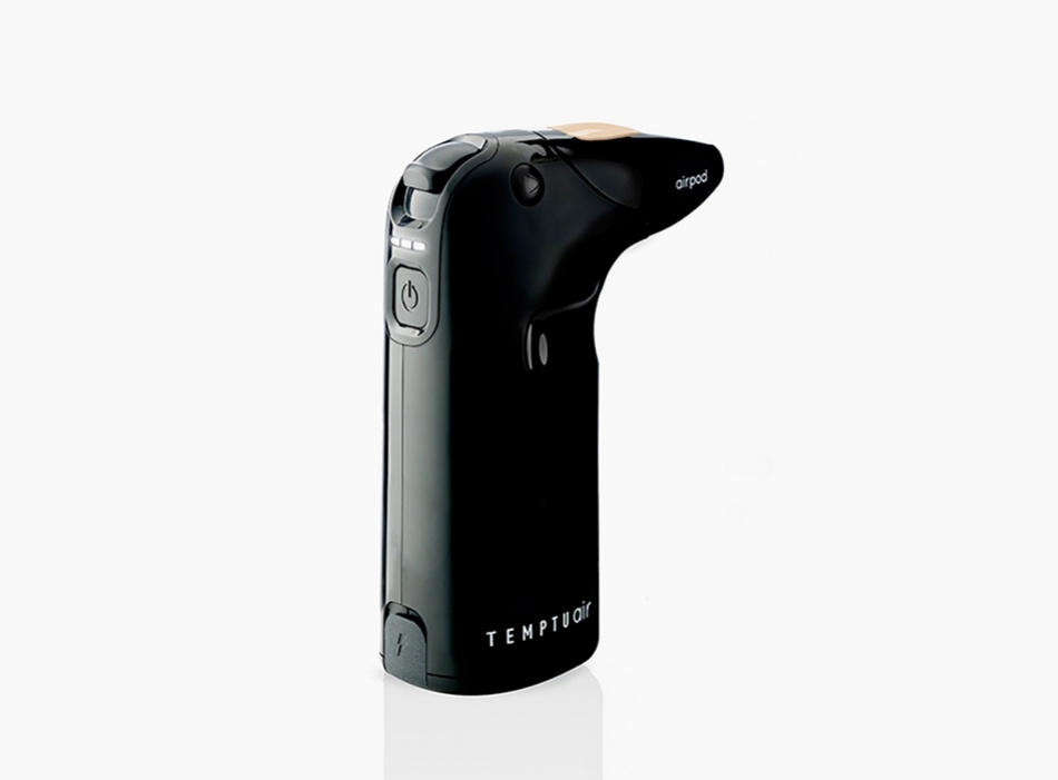 Air от Temptu<p id="" style="text-align: center;">Аэрограф для нанесения жидких средств &mdash;&nbsp;тона, румян, бронзера, хайлайтера &mdash; быстро стал одним из любимых устройств визажистов. В гаджет вставляется картридж с нужным средством, которое распыляется на лицо мелкодисперсным душем. Покрытие получается тонкое и равномерное, особенно удобно скульптурировать лицо, используя разные оттенки тона. Приобрести&nbsp;<span id="">Air от Temptu&nbsp;</span>можно во многих российских интернет-магазинах.</p>
<p style="text-align: center;" id="">Air от Temptu, 17 000 руб.</p>