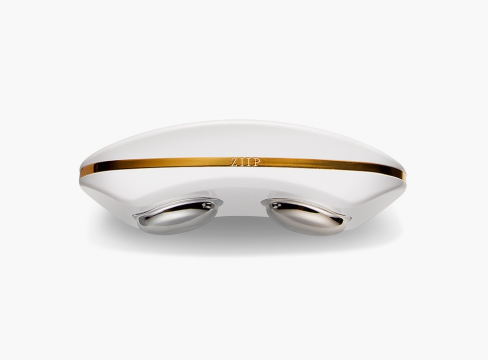 Nano Current Skincare Device от ZIIP<p id="" style="text-align: center;">Над этим омолаживающим устройством работала команда специалистов в самых разных областях. Через металлические массажные аппликаторы поступают минимальные и безопасные разряды тока, которые стимулируют выработку коллагена и эластина. Использовать гаджет можно вместе с токопроводящим гелем. Основное преимущество &mdash;&nbsp;<span id="">Nano Current Skincare Device</span>&nbsp;можно синхронизировать с телефоном, чтобы выбирать режимы и отслеживать состояние кожи.</p>
<p style="text-align: center;" id="">Nano Current Skincare Device от ZIIP, 28 250 руб.&nbsp;</p>